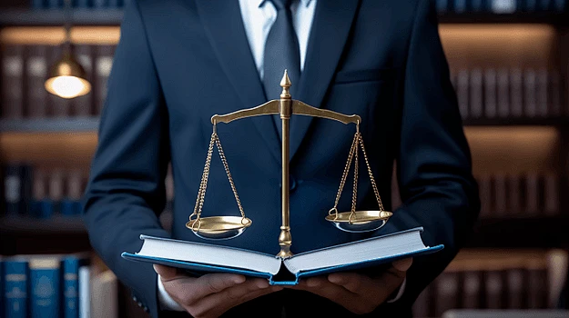 律师抱着法律书本法典