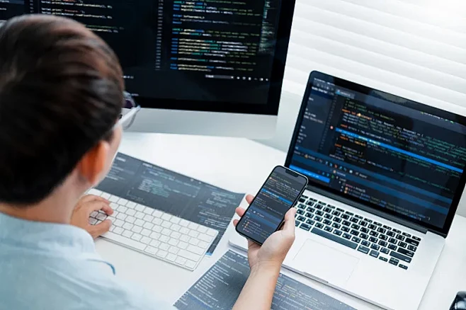 开发程序员开发网站设计和编码技术,在软件公司办公室工作图片下载